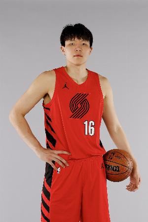 体坛周报：杨瀚森是夏联表现最好的首轮新秀中锋 他是NBA的惊喜图片